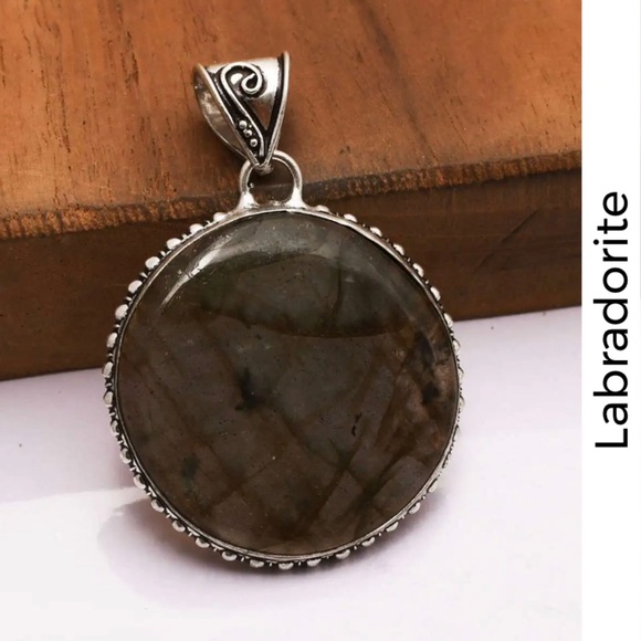 FANTASTIC! Flashy Labradorite Gemstone Handmade Pendant - Picture 7 of 7